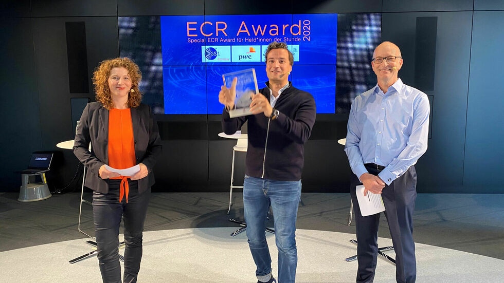 Verleihung des „Special ECR Award für Held*innen der Stunde“ 2020. Der Sieger Marcus Diekmann nimmt seinen Preis für die Initiative „Händler helfen Händlern“ entgegen.