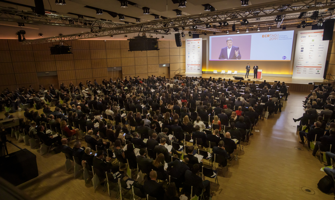 ECR Tag 2019 Vortrag Zwei Redner auf einer Bühne vor Publikum, auf dem ECR Tag 2019.