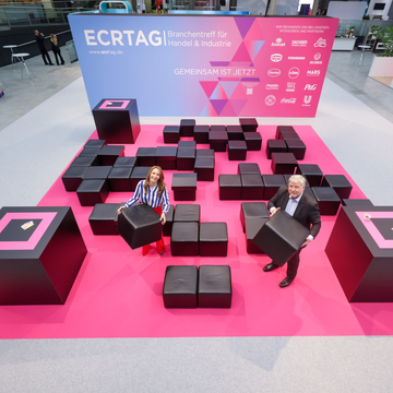 Ute Soldierer und Thomas Fell erstellen einen QR-Code aus Möbeln