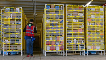 Arbeiter zwischen Regalen mit Ware 
