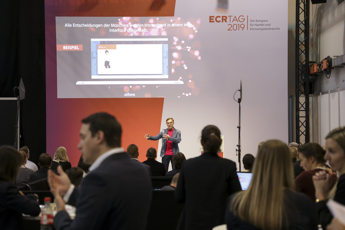 ECR Tag 2019 Vortrag Ein Referent hält einen Vortrag auf dem ECR Tag 2019