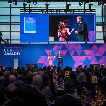 Moderatorin Ute Soldierer und GS1-CEO Thomas Fell auf der Bühne des ECR Award 2025