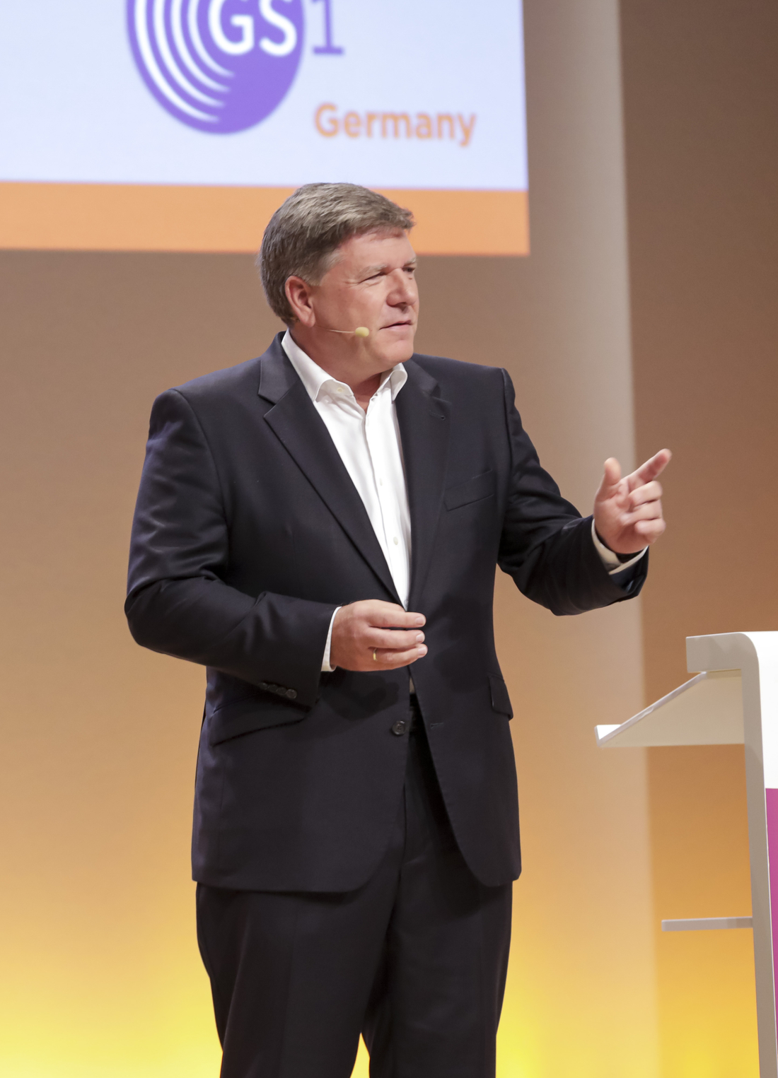 ECR Tag 2019 Thomas Fell Thomas Fell vor einem Rednerpult während des ECR Tag 2019.