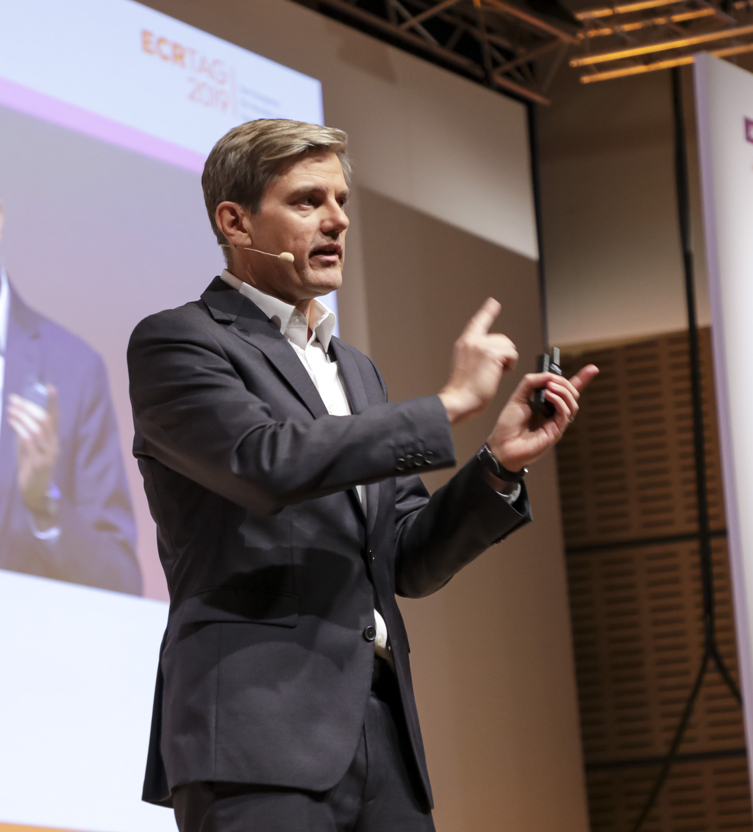 ECR Tag 2019 Referent Ein Referent auf der Bühne während eines Vortrags auf dem ECR Tag 2019.